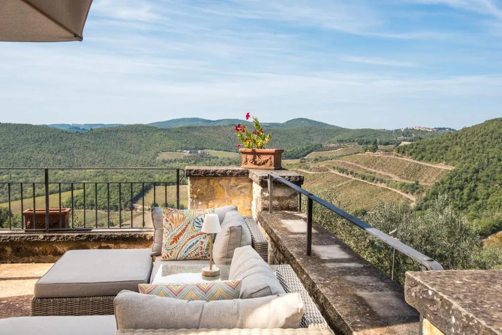 villa-erbolino-chianti-terrace-lounge-chianti-view Terrace lounge with outdoor sofas overlooking vineyards and the rolling Chianti hills at Villa Erbolino