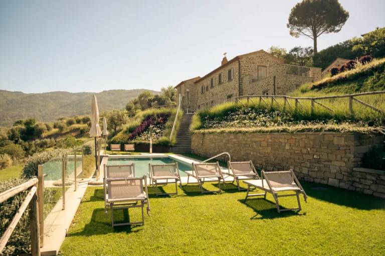 Swimming pool with sun loungers – Villa Santa Maria Nuova, Cortona Stone terrace with lounge sofa and armchairs overlooking the Valdichiana valley from Villa Santa Maria Nuova, Cortona