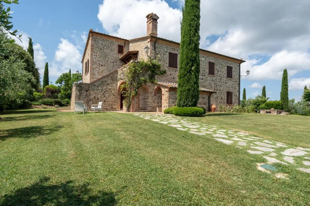 villa-tiberini-torrita-di-siena-stone-villa-facade-lawn Stone villa facade with tower, climbing roses and lawn at Villa Tiberini Wine Relais